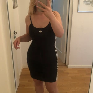 Adidas klänning  - Svart adidas klänning med de klassiska 3 strecken. Storlek 36. Superskönt material. 