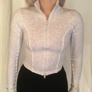 Topp - Tight grå topp från special-kollektion från Gina. Använd 1 gång, som ny. Köpte för 799 kr. 