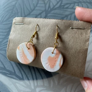 Aprikos örhängen  - otroligt vackra och unika örhängen i lättviktig polymerlera, handgjorda av mig.  Material: mässinglegering, polymer lera och såklart nyckel/bly fria. 