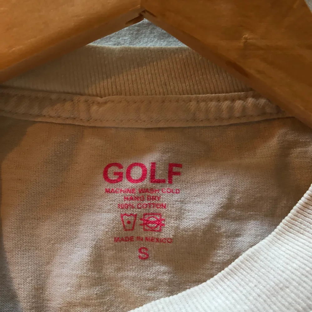 Golf wang t-shirt i storlek S, säljer den eftersom den inte riktigt kommer till användning. Nypris var ca 500-600kr inkl frakt. Kan antigen mötas upp i Norrköping eller posta ( köparen står för frakt) 💗. T-shirts.