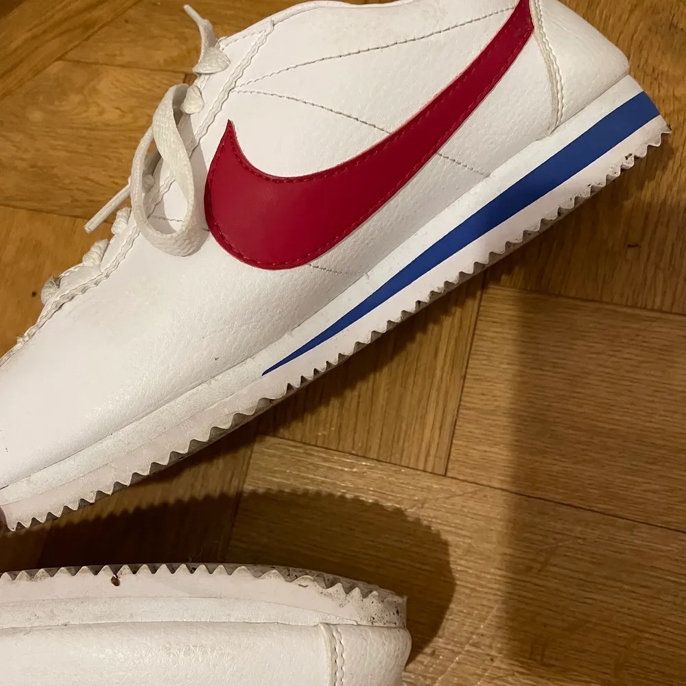 Nike classic and cool Cortez sneakers. Excellent condition. Used few times only. Selling cause It’s not my style anymore, but love them for summer! Size EUR 40; US 7; UK 6; 25 cm. Skor.