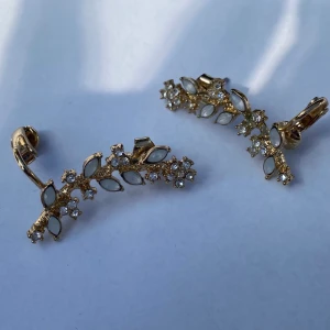 Earcuff örhängen - Örhängen med klämma upptill. Täcker halva örat, gör illusion av flera hål i öronen💛