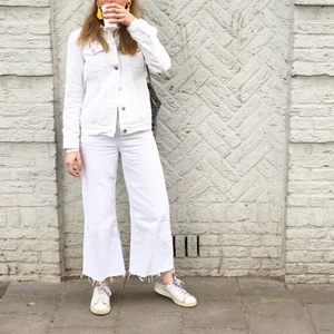 Vita vida jeans - Från BDG (Urban outfitters) W: 26 L:24, jag är 163 lång för referens. Passar perfekt ihop med den vita jeansjacka som också ligger uppe på min profil 🤍