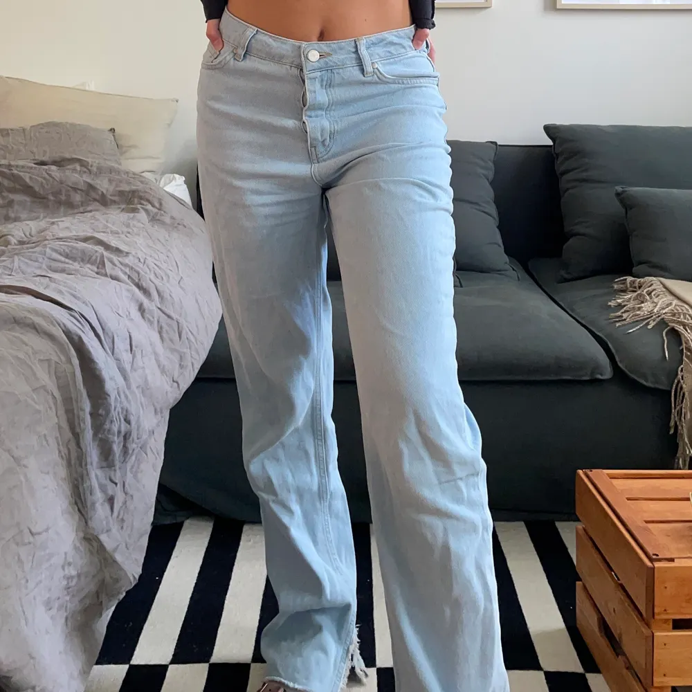 Ljusblå jeans från Hanna Schönberg x NAKD. Storlek 38. Jättefint skick. Upplagda och fortfarande väldigt långa på mig som är 160cm. Frakt 49kr. . Jeans & Byxor.