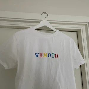 Wemoto t-shirt strl. M   - Väldigt sparsamt använd t-shirt av märket wemoto. Billig och fräsch!