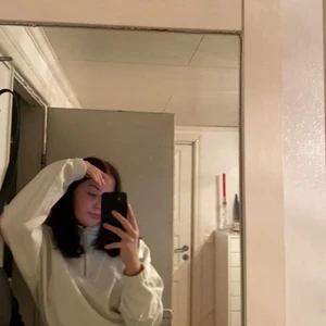 Tröja  - Säljer denna jätte fina långärmade tröjan med en fin detalj med dragkedjan,ifrån bikbok då den inte kommer till användning längre. Använd ett fåtal gånger,köpt för 350.❤️❤️❤️❤️