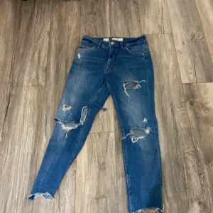  Skinny Jeans -  Blå tajta jeans med hål i.