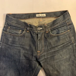 Acne Jeans, straight fit - Jätte fina mörk blåa Acne byxor köpta nypris, Använda men i väldigt bra skick.                          Mått: 80 cm midjemått och 82cm innerbensmått. Möts upp i centrala Stockholm och kan posta spårbart eller inte. Du väljer!