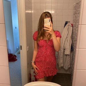 Suupersöt helt ny klänning i strl 36 (38) - Aldrig använd endast provad. Nyligen inköpt. Säljer då den är för kort för mig. Jag är 175 cm lång så passar någon som är lite kortare än så!💕 Från Nakd. Storlek 38 men väldigt liten i storleken så mer som en 34/36 skulle jag säga! Nypris: ca 500 kr💕