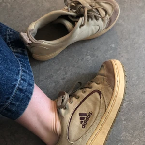 Adidasskor - Sneakers från adidas. Inköpta secondhand men hyfsat skick. Små i storleken!