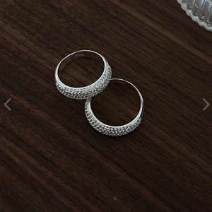 Ring - Säljer denna suuuper fina ring från Muli collection då jag råka beställa i silver och jag använder guld. Aldrig använd fick hem den igår💓