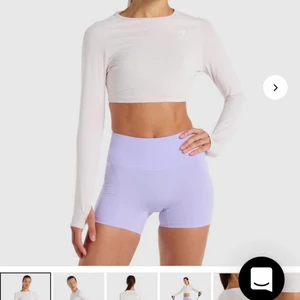 Gymshark tröja - Äkta Gymshark tröja i storlek xs, helt slutsåld❤️ om ni undrar varför det är dålig kvalitet på de två sista bilderna är för de var dom enda jag hittade, då jag just nu är på semester ❤️ Men kan självklart ta fler foton när jag kommer hem ❤️ Tröjan är som ny och har bara använt den vid fåtal gånger ❤️Köpt för 350kr