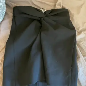 Jättefin kjol från Zara men tyvärr för liten. Storlek XS, aldrig använd. Dragkedja bak. 