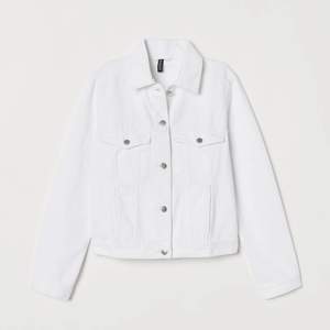 En fin vit jeansjacka från H&M Divided i bra skick. Köpt för 250. Pris kan diskuteras 🤍