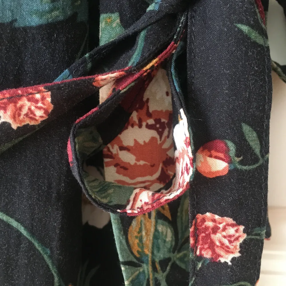 Fin blommig klänning från ICHI köpt ngn gång 2019-21. Endast provad. Hämtas i Herrängen eller skickas mot fraktkostnad och förskottsbetalning. Betalning via Swish. . Klänningar.