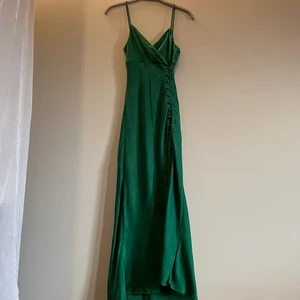 Grön klänning - Så fin klänning ifrån Zara, endast använd på ett bröllop. Storlek 34. 