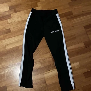 Palm Angels byxor  - Svarta Palm Angels byxor  Skick - 9/10 (använd enstaka gånger)  Storlek - small (S)  