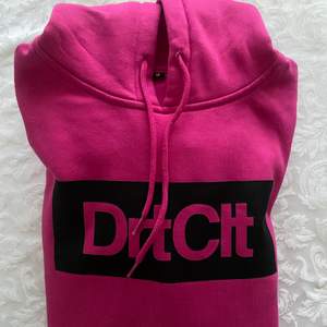 Dirtcült hoodie i storlek Medium. Oanvänd Nypris 700kr