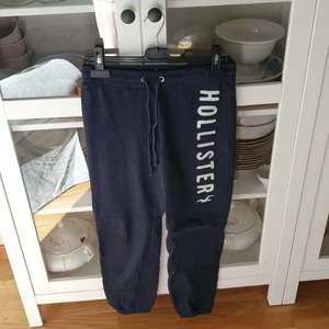 Hollister Sweatpants (XXS) - Marinblå sweatpants från Hollister. Tillhörande Zip-hoodie finns också till salu. Otroligt skönt material och mycket gott skick.