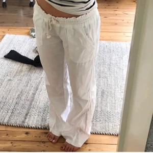 Roxy linnebyxor  - Säljer dessa snygga linnebyxor, använda max 1 gång!  Stl M men passar även mig som har S! (lånade bilder)