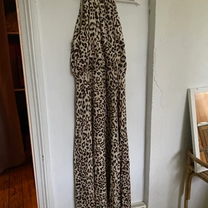 Hm leopardklänning - Snygg klänning från hm i leopardmönster. Använd vid 3 tillfällen. Storlek 36