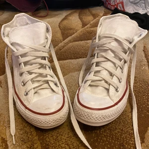 Vita converse - säljer nu mina converse som är i ett relativt bra skick. de har stått sen i vinter då de är alldeles för små för mig. jag har därför inte använt de så mycket, skulle gissa på att ja använt de 2-3 ggr 💝 det är strl 37,5, vita converse 😽 möts i jönköping!