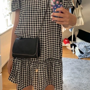 Rutig klänning - Säljer denna så gulliga klänning i ginghammönster från hm🥰strl L 