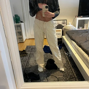 ❤️‍🔥LINNEBYXOR ❤️‍🔥 - ❤️‍🔥 INTRESSEKOLL på dessa linnebyxor från Bonprix som är slutsålda! Säljer då jag har två par.Storlek 34 men passar 34-38 beroende på hur du vill att dem skall sitta. Resår i midjan finns så man kan reglera storlek. jättefint skick! Köparen står för frakt ❤️‍🔥