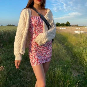 Sommarklänning från bershka - Världens sötaste rosa sommarklänning från Bershka! Storlek S, men väldigt strechig så passar nog xs-m. Använd endast ett fåtal gånger! Frakt tillkommer. 