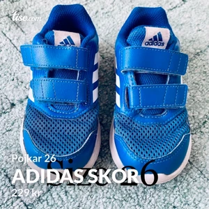 Adidas skor pojkar  - Blå vita Adidas skor storlek 26 . Verkligen gott som nya ! Tyvärr min sons fötter växer så de knackar och han hinner knappast har skor mer än några gånger   ( om de - många skor i olika storlekar/ och samma med kläder upp till 116 storlek i allt ) sms mej