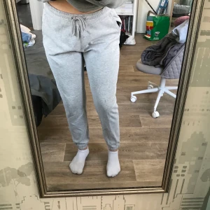 Mjukisbyxor  - Säljer dessa för dem är för stora för mig. Gråa. 