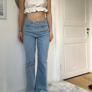 Jeans  - Ljusblåa jeans superfina nu till sommaren. Använda fåtal gånger så de är i nyskick. Nypris 500kr. 