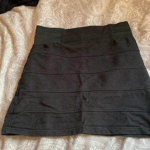 Svart tajt kjol - Tajt kjol med resår vid sidorna av kjolen. Den är i storlek 146/152 men jag som M kan få på mig den, men tajt på mig. Skulle säga att den passar XS och S. Ser likadan ut bak och fram!