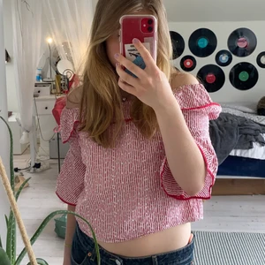 Zara topp strl XS - Somrig offshouldertopp i använt skick från Zara. Den är i srtl XS men passar mig som är S också:). 