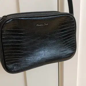 Svart handväska från Massimo Dutti. Köpt i Schweiz. Som ny då den aldrig är använd. Säljes för 200kr + 66kr spårbar frakt. 