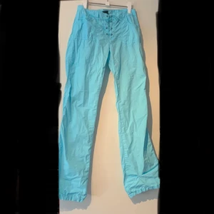 Sommarbyxor  - Perfekta byxor för sommaren. Byxorna är en jätte fin klar ljusblå färg och de är jätte snygga på.