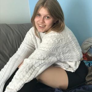 Stickad tröja  - Overzised vit stickad tröja. Super härlig och passar till det mesta. Köpt här på Plick men passade inte mig vilket är så synd för den är så fin! Kan mötas! 