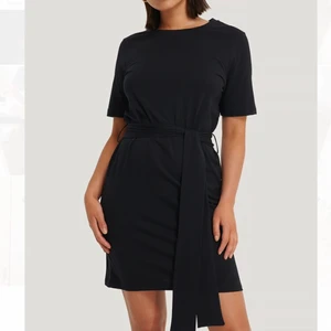 Nakd klänning 32 - Säljer denna supersnygga T-shirtklänning i storlek 32 från Nakd. Verkligen to die for men har dessvärre blivit för liten för mig. Använd 2-3 gånger så o nyskick ❤️  Obs! Säljes utan skärpet 