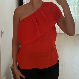 Oneshoulder blus - Fin oneshoulder blus i perfekta röd/orangea färgen🧡