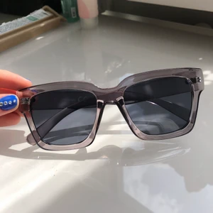 Chimi liknade solglasögon  - ⚠️KÖP EJ NU!!⚠️ intressekoll på grå solglasögon som liknar chimieyewear 04, helt nya. Om fler är intresserade blir det budgivning💕
