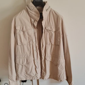 Filippa K, jacka stl S - Tunn jacka, bra skick, storlek S. Färg typ off-white / ljus beige.
