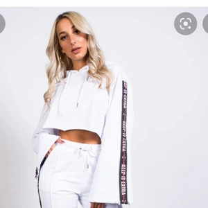 Hoodie  - Säljer denna tröjan för att den är för stor, har andvänts få gånger och köpte den för 700 men säljer för 200. Tvättar såklart före köp 💕