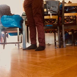 Kostymbyxor (Jeans)  - Vinröda kostymbyxor. Bra skick. Tvättas innan försäljning. 