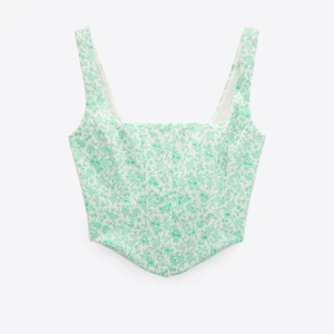 Korsett topp - Säljer denna super fina korsett topp ifrån zara då jag råkat köpa två likadana i samma storlek💞  !!Aldrig använd!!  Buds på🎉 (lånade bilder ifrån zara & köpare står för frakt)