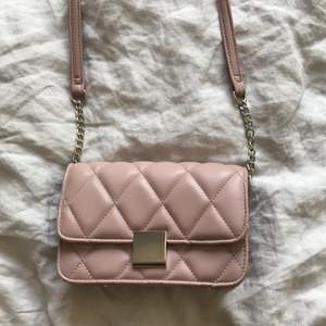 En rosa väska från glitter som aldrig är använd :) ordinarie pris: 250