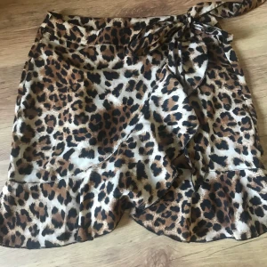 Shein - Super söt kjol som tyvärr blivit för liten för mig, köpt från shein men är andvänd väldigt sparsamt. Storlek 38 men passar 36 också. Köper ni något annat får ni den på köpet gratis