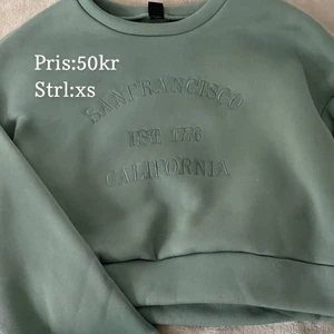 Grön croppad sweatshirt  - En fin grön croppad sweatshirt, användts endast 2-3 gånger. Är i god skick , tjockt material och bra kvalitet . Passform : den sitter löst 