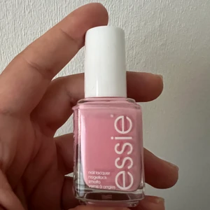 ESSIE nagellack  - Säljer detta nagellack som jag precis köpt. Jag passar tyvärr inte i den färgen! Pris 50 kr + frakt. Skriv till mig för intresse!!! 