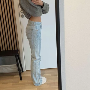 Levis 501 - Supersnygga vintage Levis 501 jeans! Köptes för cirka ett år sedan och eftersom de är vintage är lappen där bak lite sliten (syns på andra bilden). Snygg klassisk mid/low waist passform. Passar även mindre än vad storleken säger! Kan fler bilder 🫶🏼