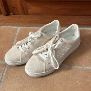 Tommy Hilfiger skor  - Jättefina och använda endast en gång. Passar både till vardags och till att gå bort 